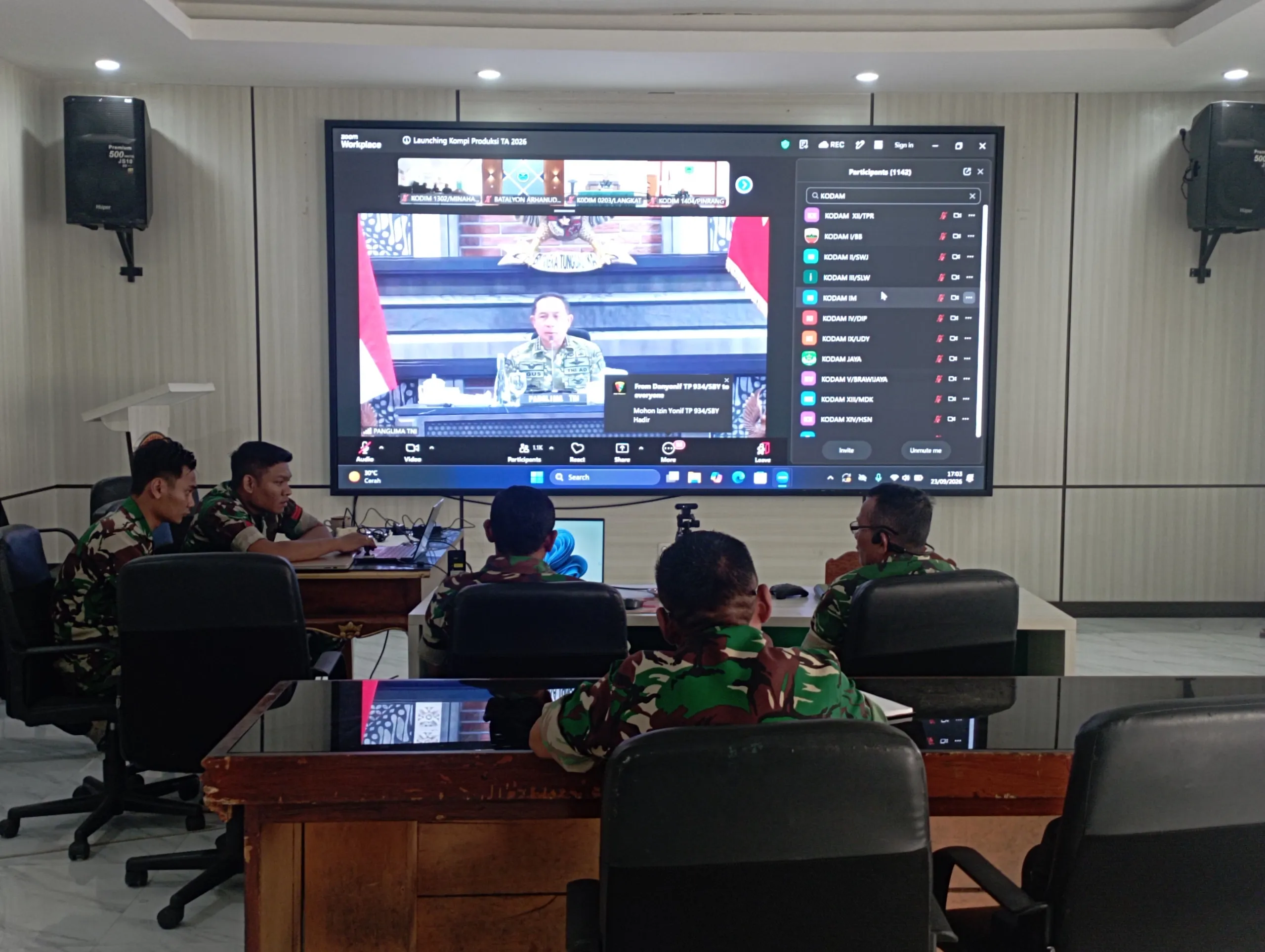 Kasdim 1302/Minahasa Ikuti Vicon Panglima TNI Bahas Kompi Produksi.