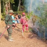 Babinsa Gerak Cepat Tangani Kebakaran Lahan Di Tara-Tara Dua.