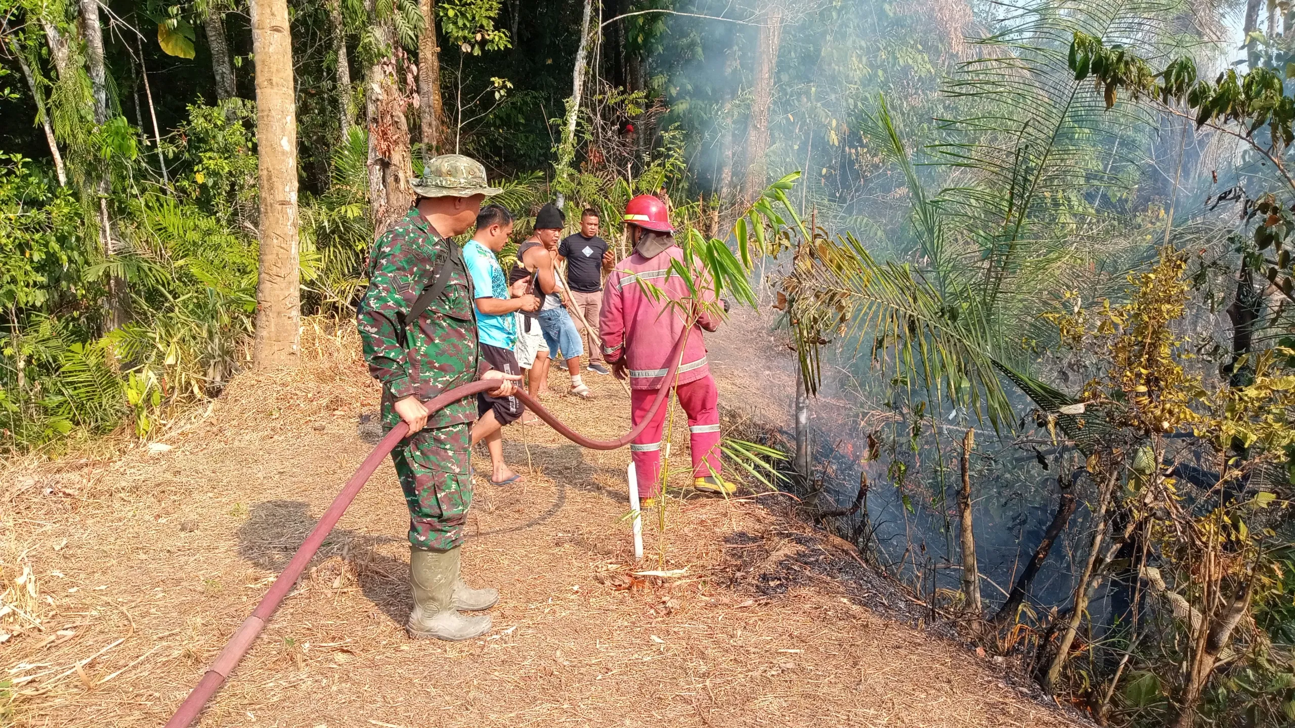 Babinsa Gerak Cepat Tangani Kebakaran Lahan Di Tara-Tara Dua.
