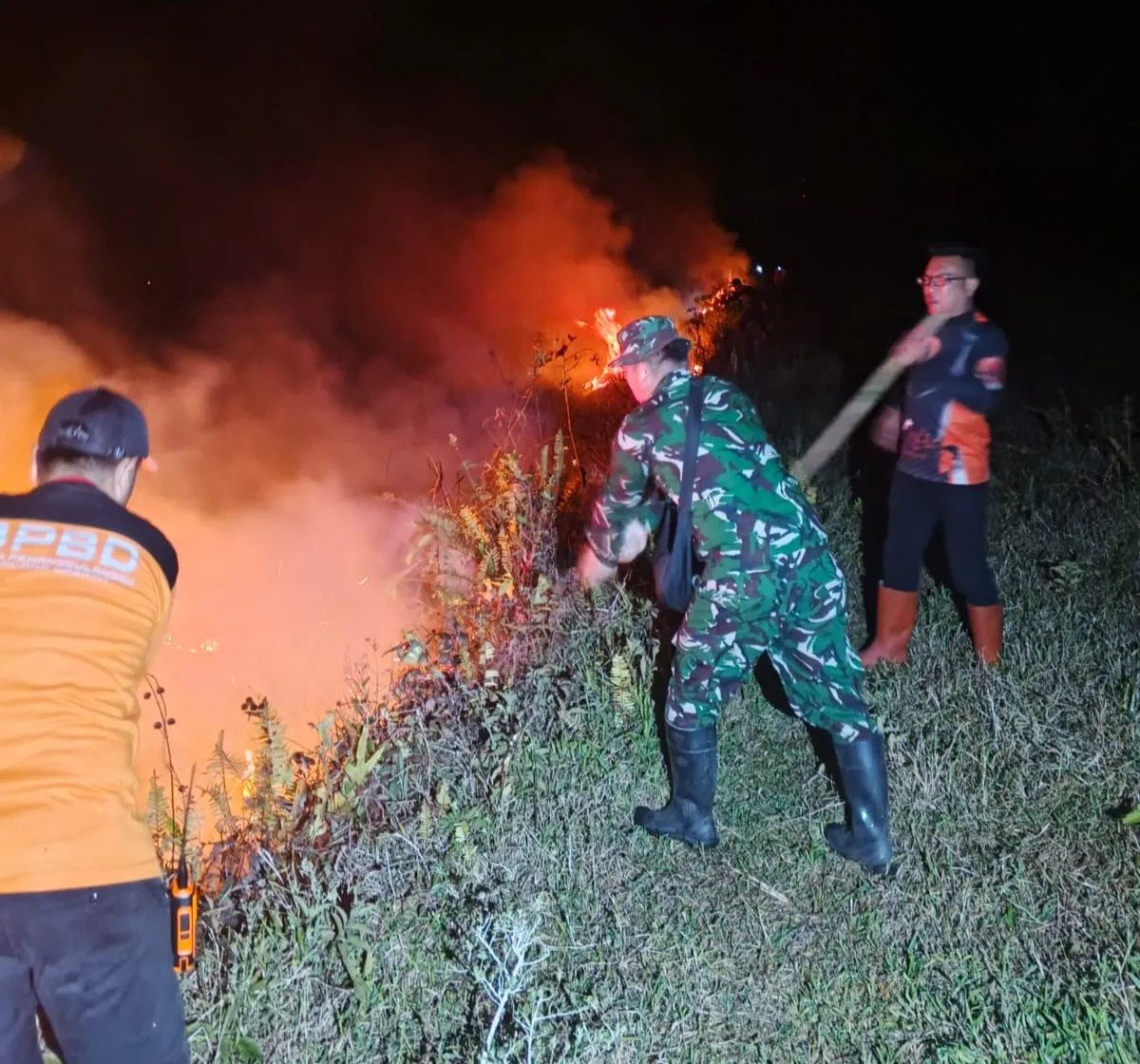 Babinsa Gerak Cepat, Kebakaran Lahan Di Tondegesan Berhasil Dipadamkan.