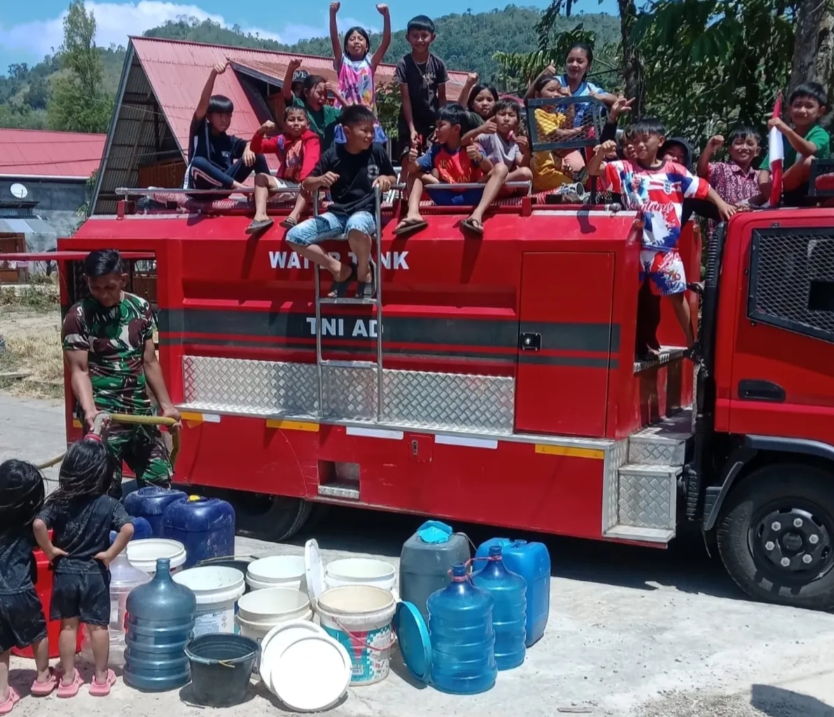 Kodim 1302/Minahasa Salurkan Air Bersih Untuk Warga Mokobang.