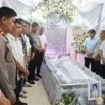Saat Duka Menyelimuti, Keluarga Besar Polres Minahasa Hadir Beri Penguatan
