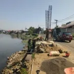 Babinsa Kodim 1302/Minahasa Kawal Pembangunan Jembatan Perintis Garuda.