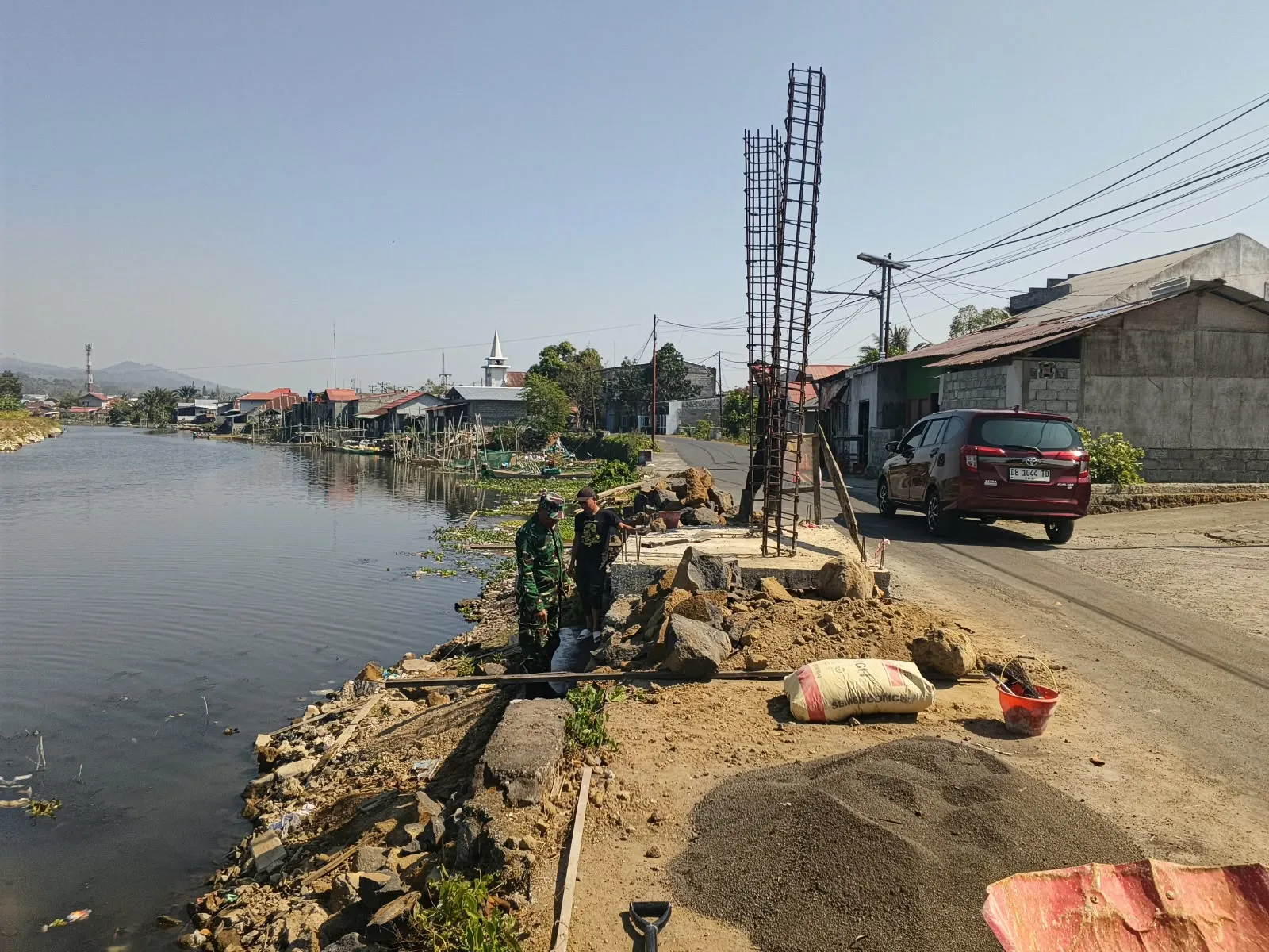 Babinsa Kodim 1302/Minahasa Kawal Pembangunan Jembatan Perintis Garuda.