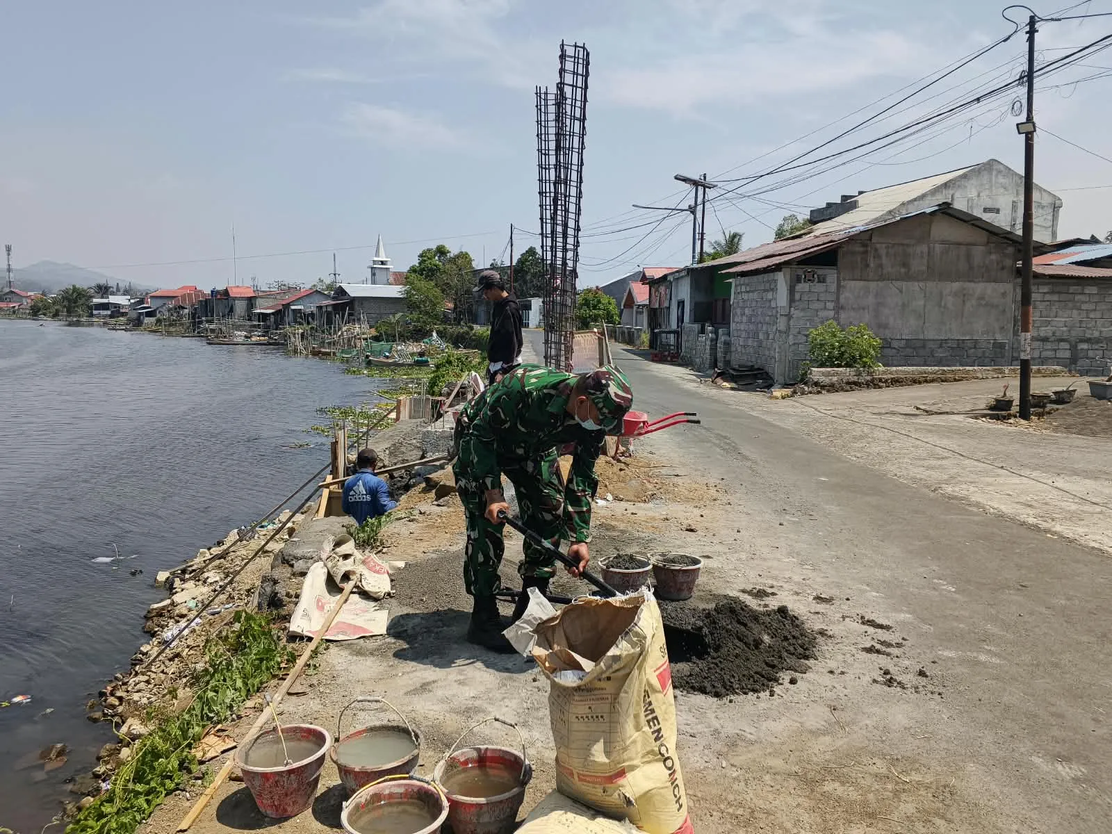 Babinsa Kawal Pembangunan Jembatan Perintis Garuda Di Minahasa.