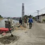 Pengabdian Babinsa Di Lapangan, Kawal Pembangunan Jembatan Perintis Garuda.