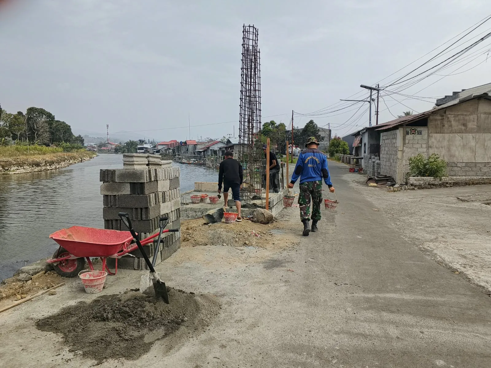 Pengabdian Babinsa Di Lapangan, Kawal Pembangunan Jembatan Perintis Garuda.