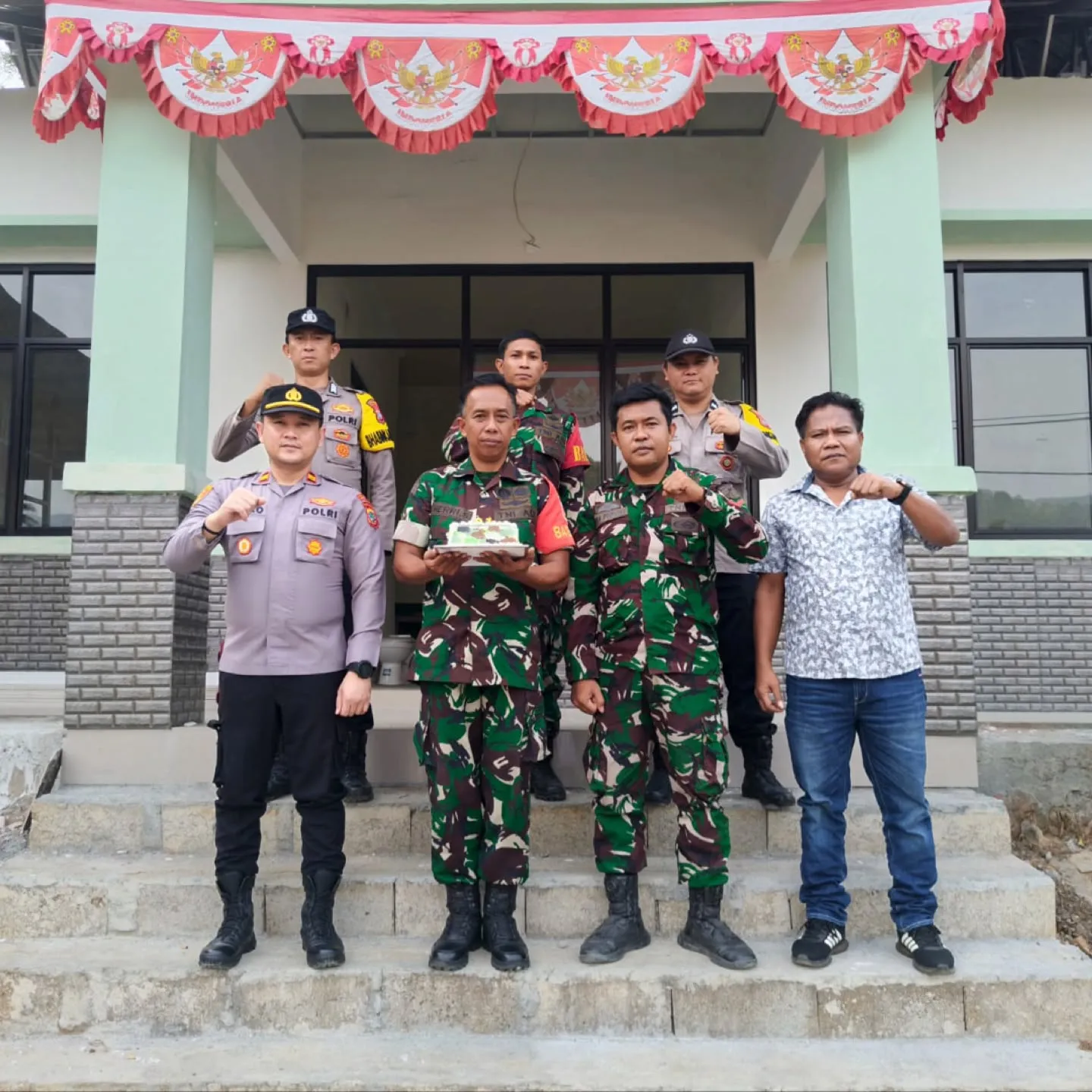 Koramil 1302-18/Tompaso Baru Terima Ucapan HUT Ke-81 TNI Dari Polsek.